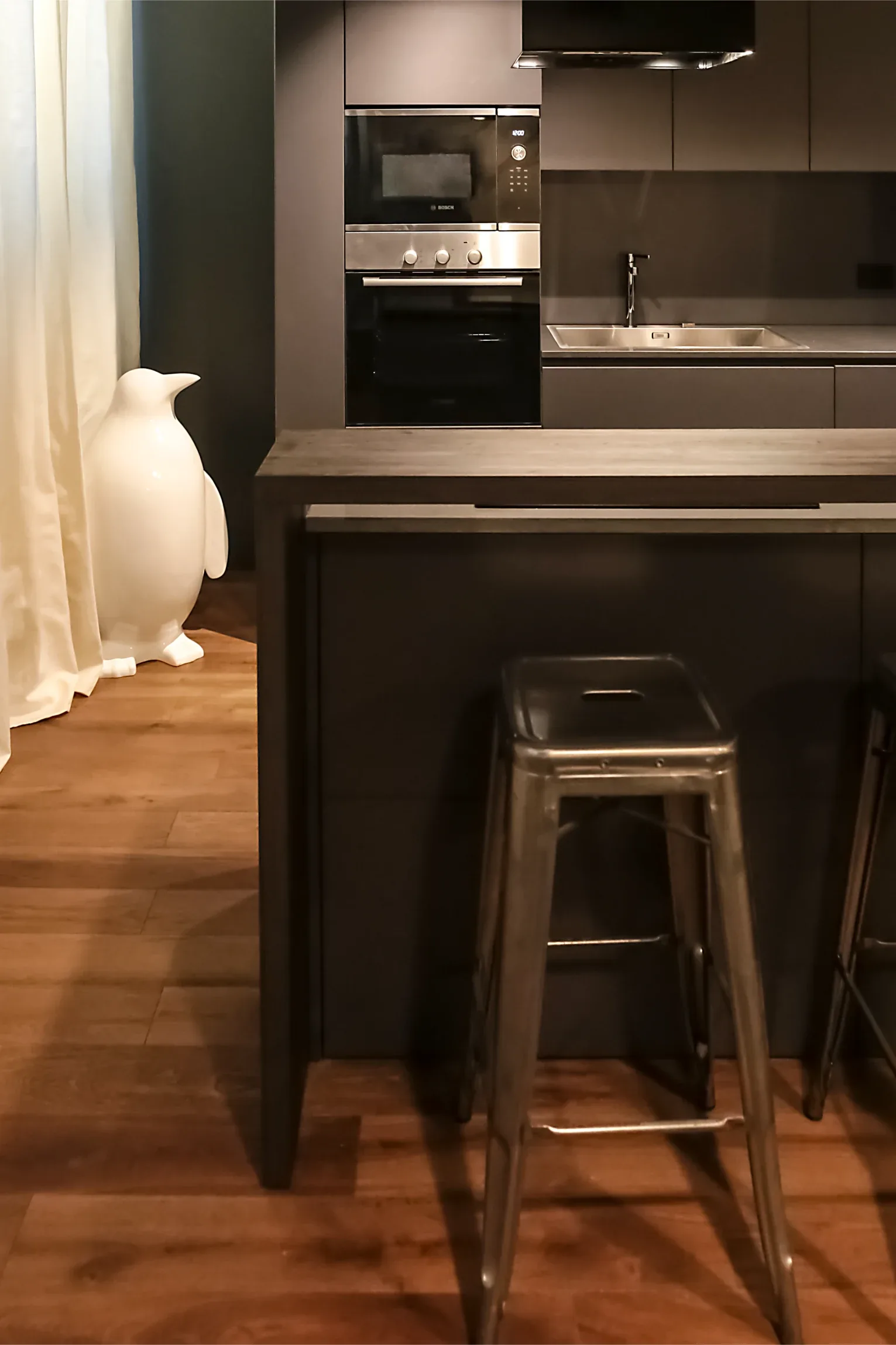 Design apartment in Cagliari — Loft 360, vertical interior detail, designed by Gatti/Piu
