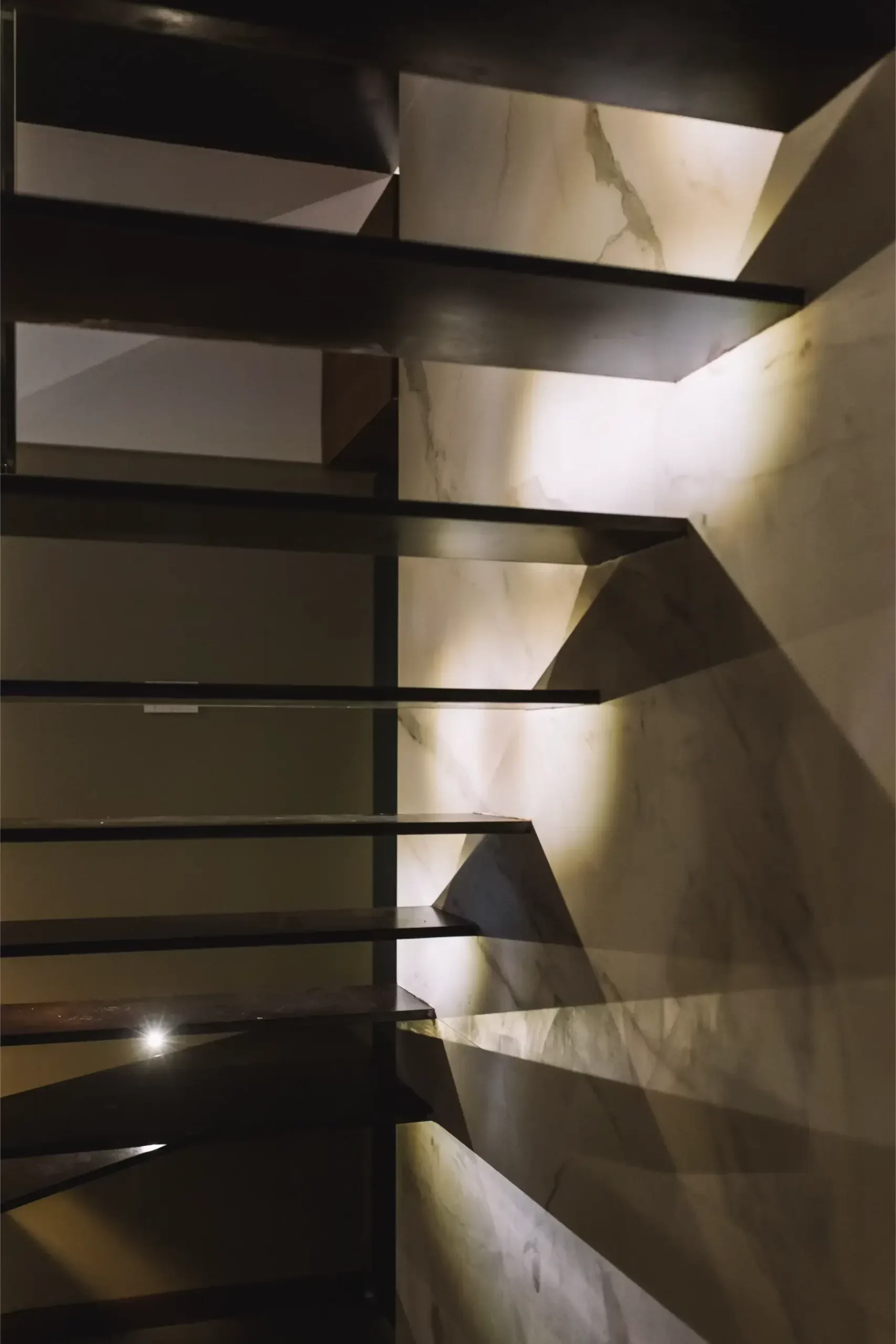 Design apartment in Cagliari — Loft 360, vertical interior detail, designed by Gatti/Piu (photo 3)
