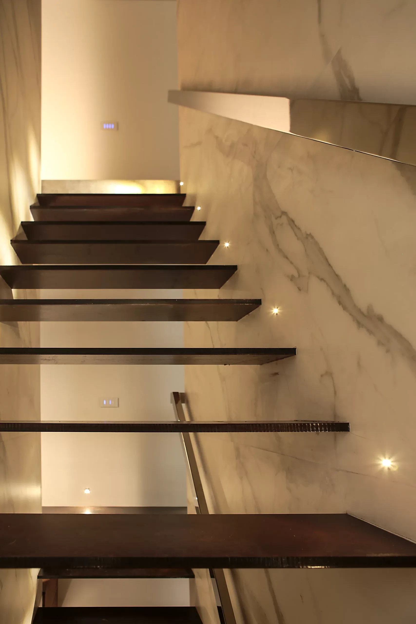 Design apartment in Cagliari — Loft 360, vertical interior detail, designed by Gatti/Piu (photo 4)