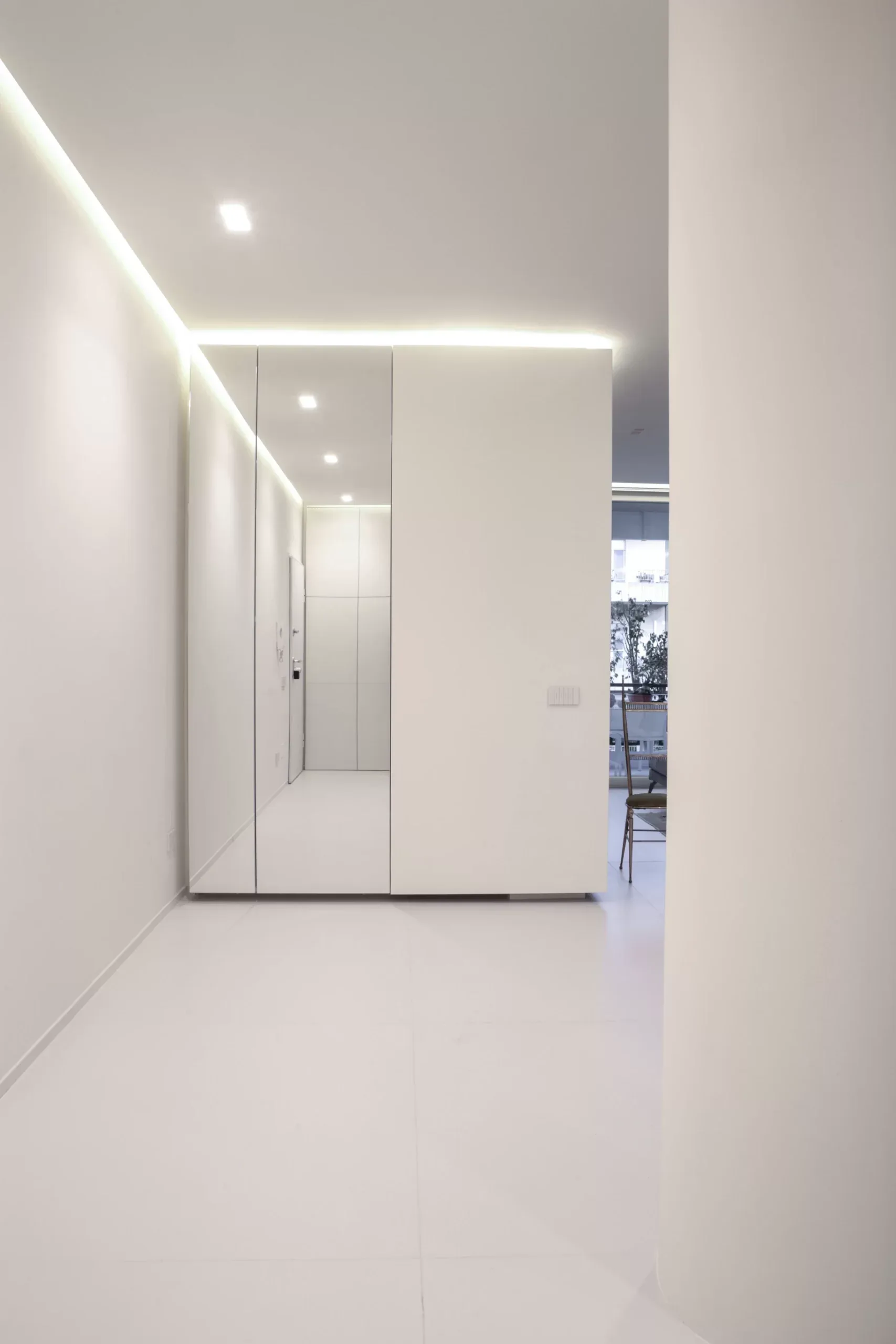 Design apartment in Cagliari — Via Caboni, vertical interior detail, designed by Gatti/Piu
