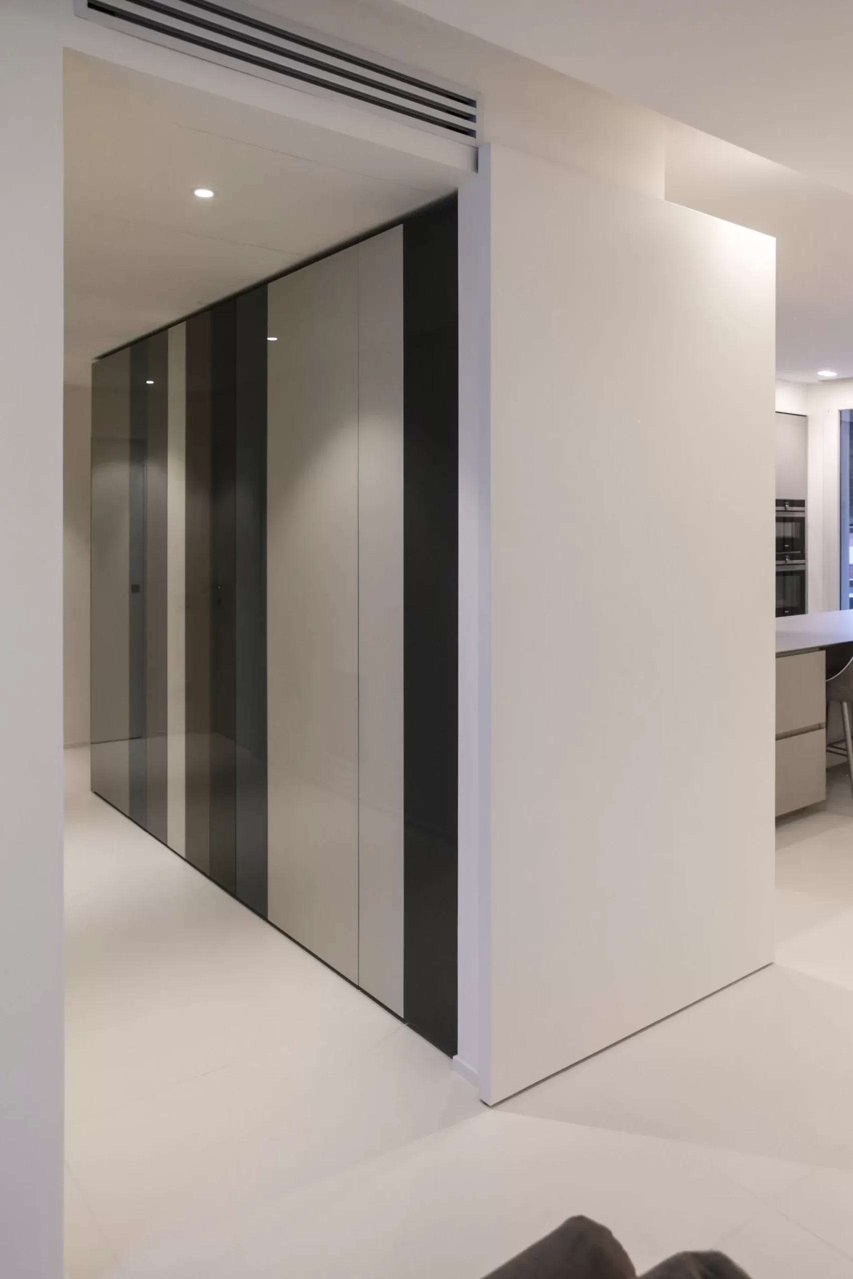Design apartment in Cagliari — Via Caboni, vertical interior detail, designed by Gatti/Piu (photo 3)