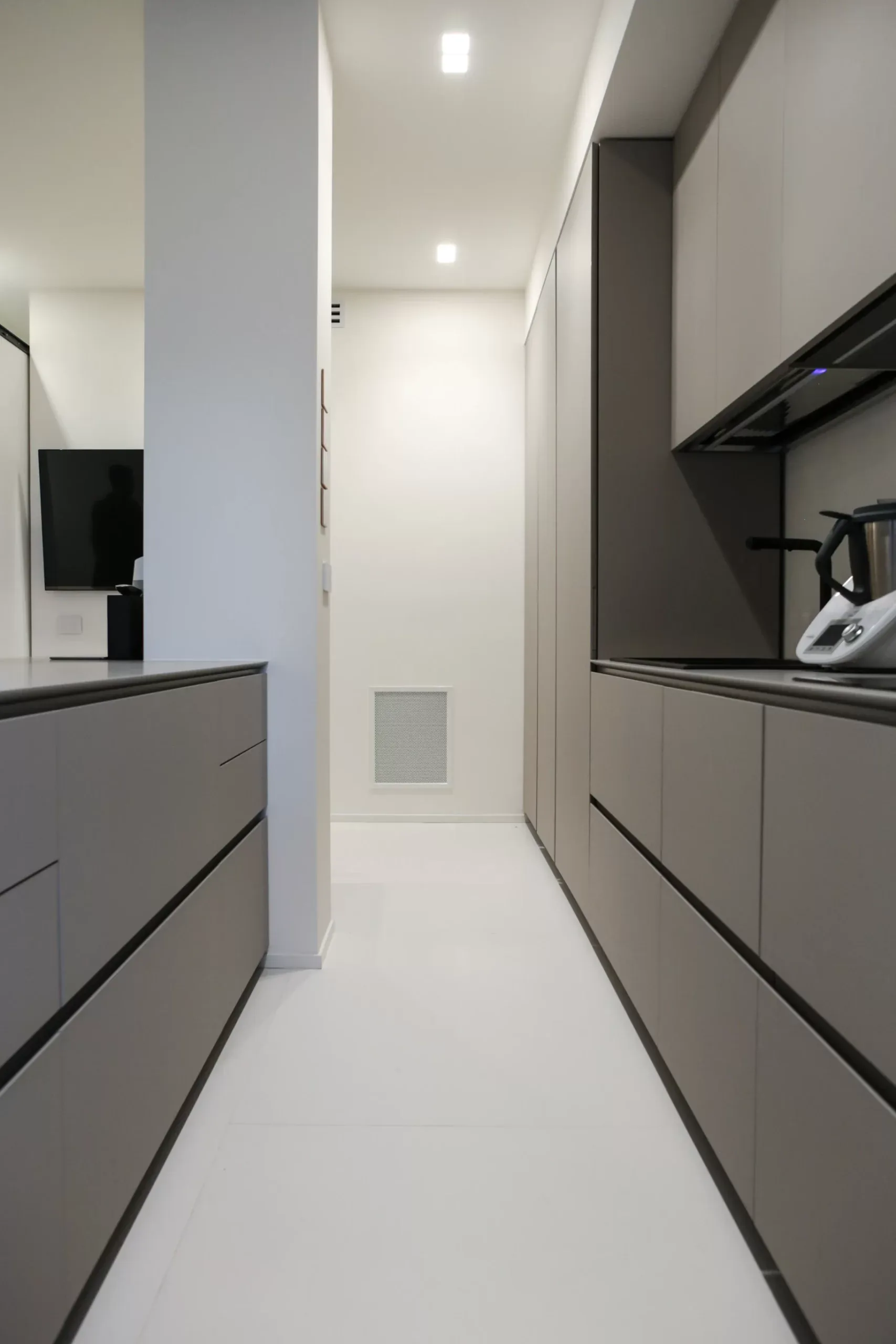 Design apartment in Cagliari — Via Caboni, vertical interior detail, designed by Gatti/Piu (photo 4)