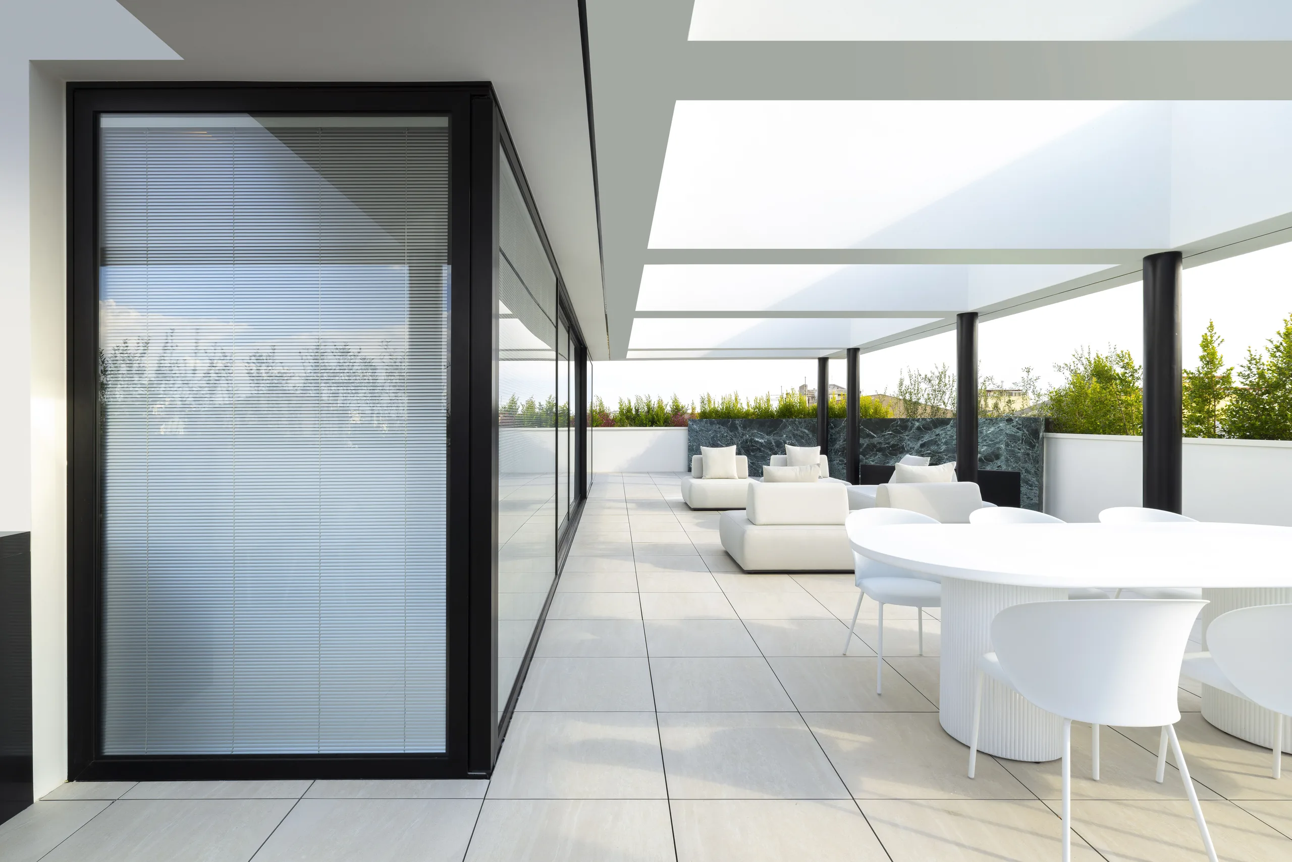 set-back cylindrical columns in the living area of a Selargius penthouse
