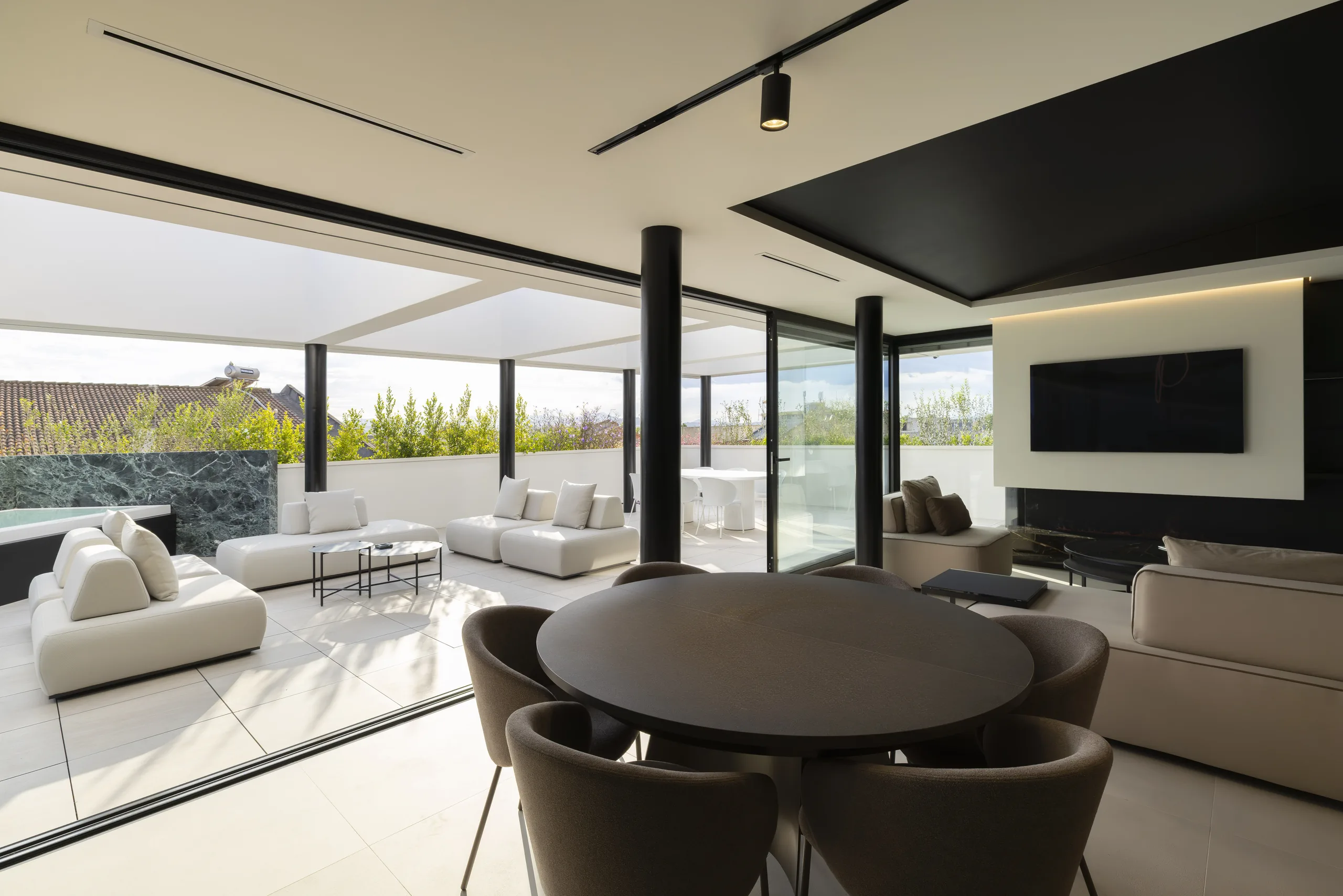 green privacy screen on the terrace of a renovated Selargius penthouse