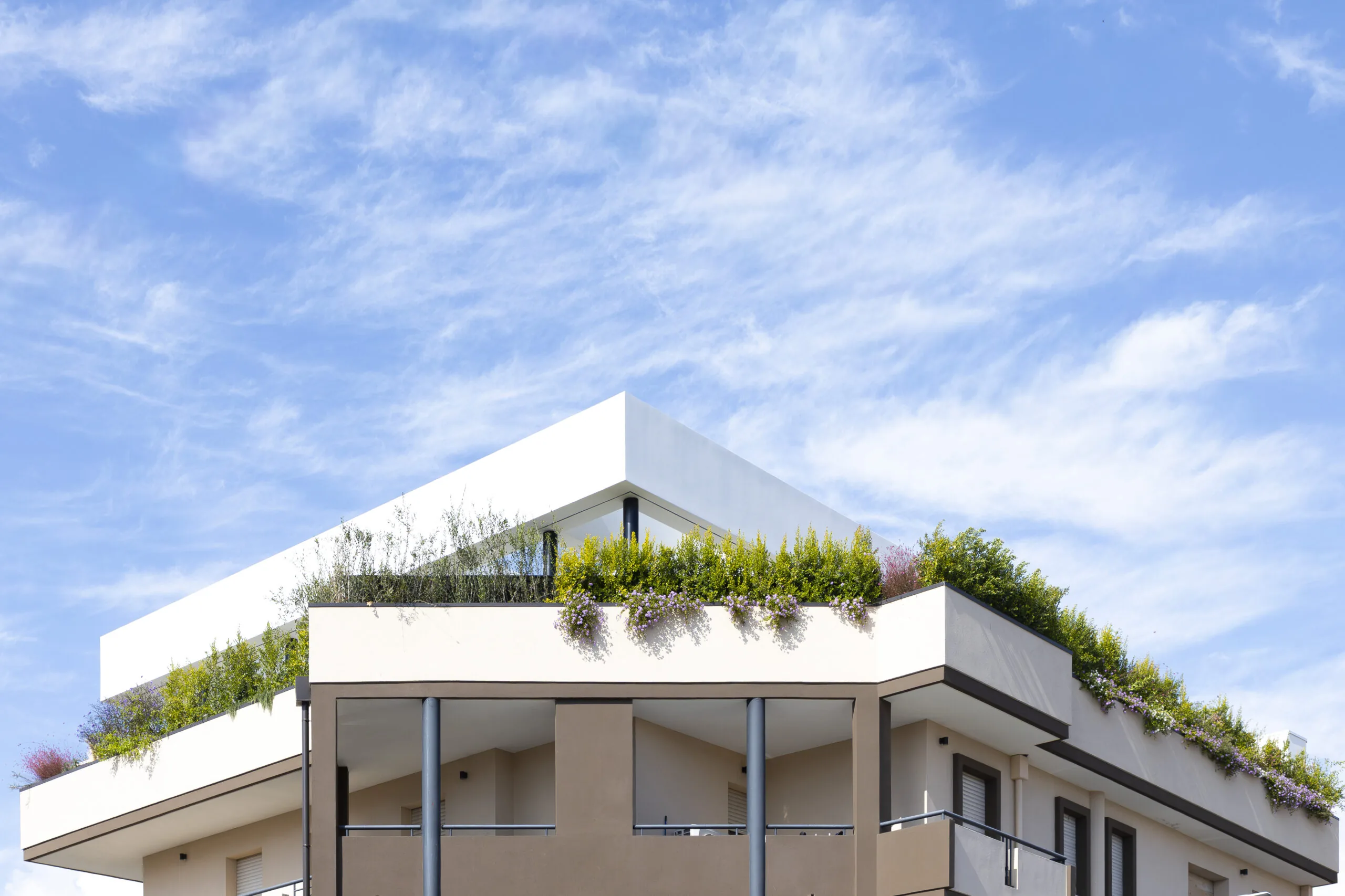 indoor-outdoor continuity in a renovated penthouse in Selargius