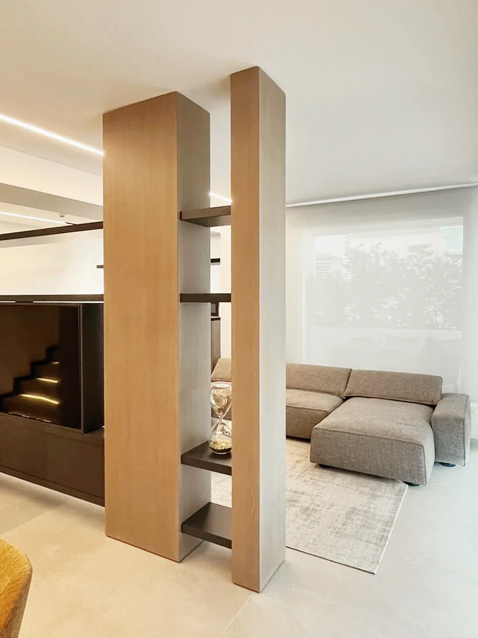 Premium penthouse in Cagliari — Via Della Pineta, vertical interior detail, designed by Gatti/Piu (photo 5)