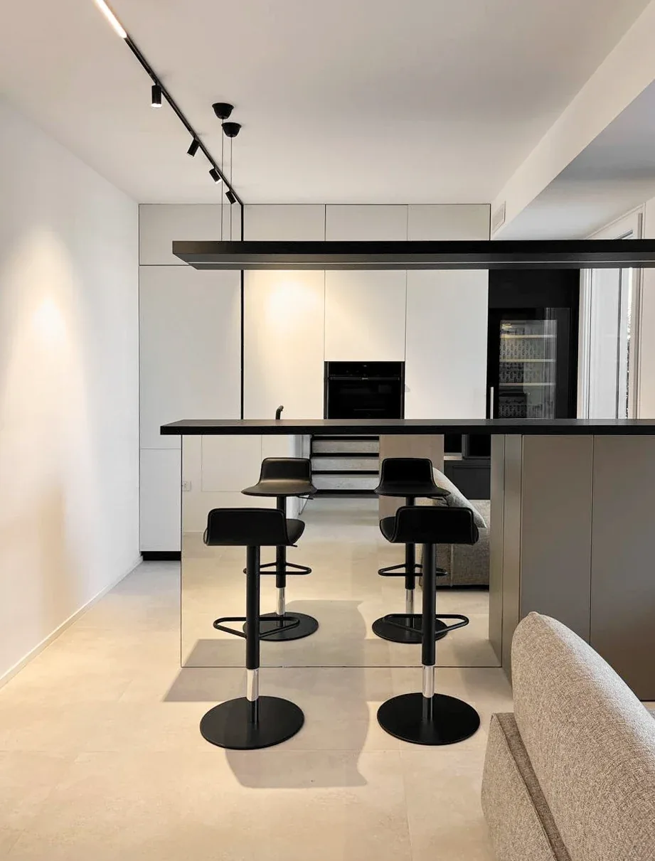 Premium penthouse in Cagliari — Via Della Pineta, vertical interior detail, designed by Gatti/Piu (photo 9)