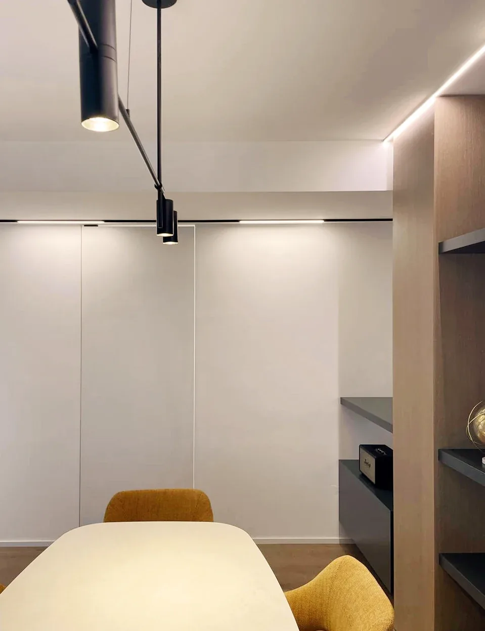 Premium penthouse in Cagliari — Via Della Pineta, vertical interior detail, designed by Gatti/Piu (photo 12)