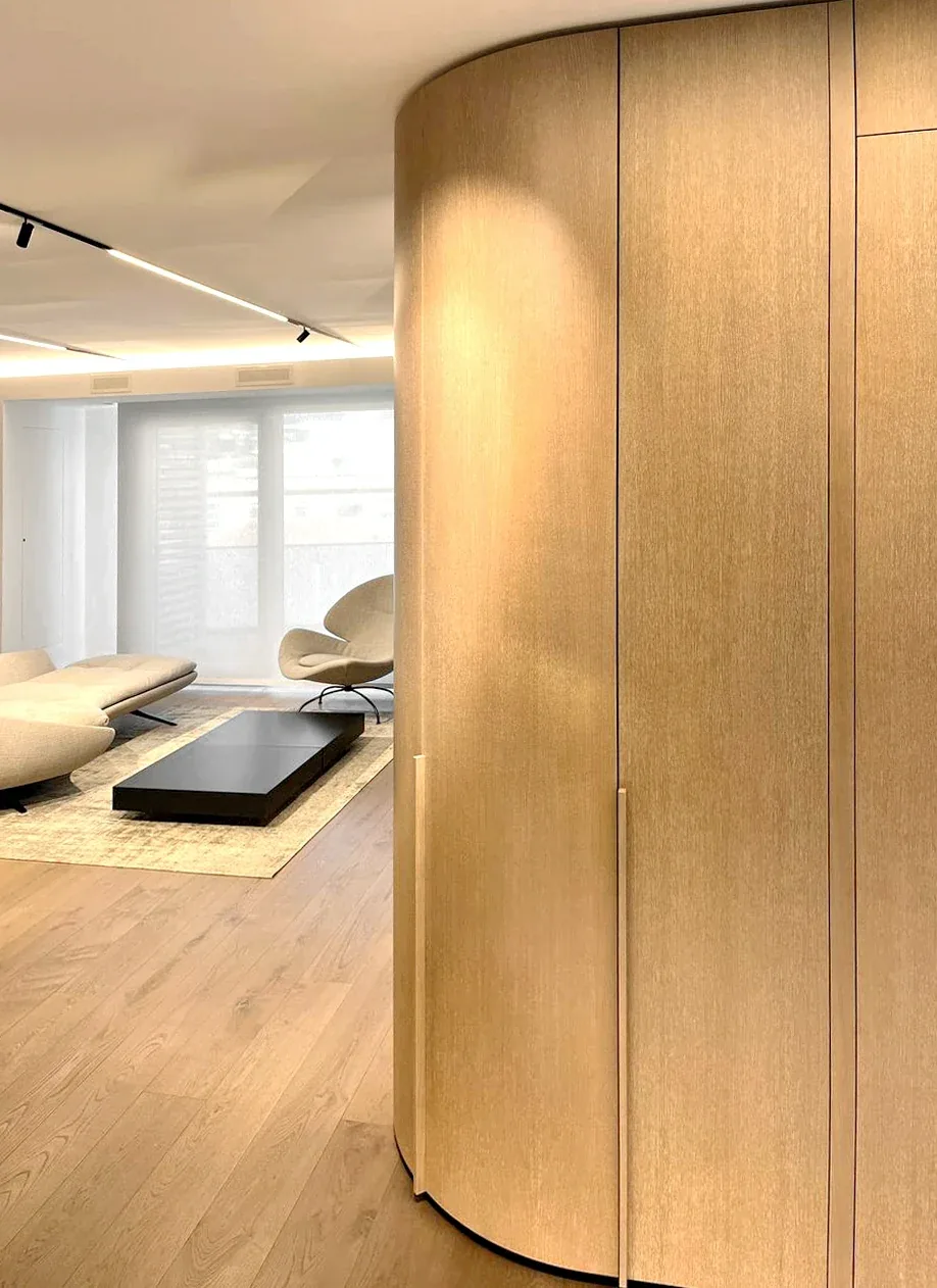 Premium penthouse in Cagliari — Via Della Pineta, vertical interior detail, designed by Gatti/Piu (photo 17)