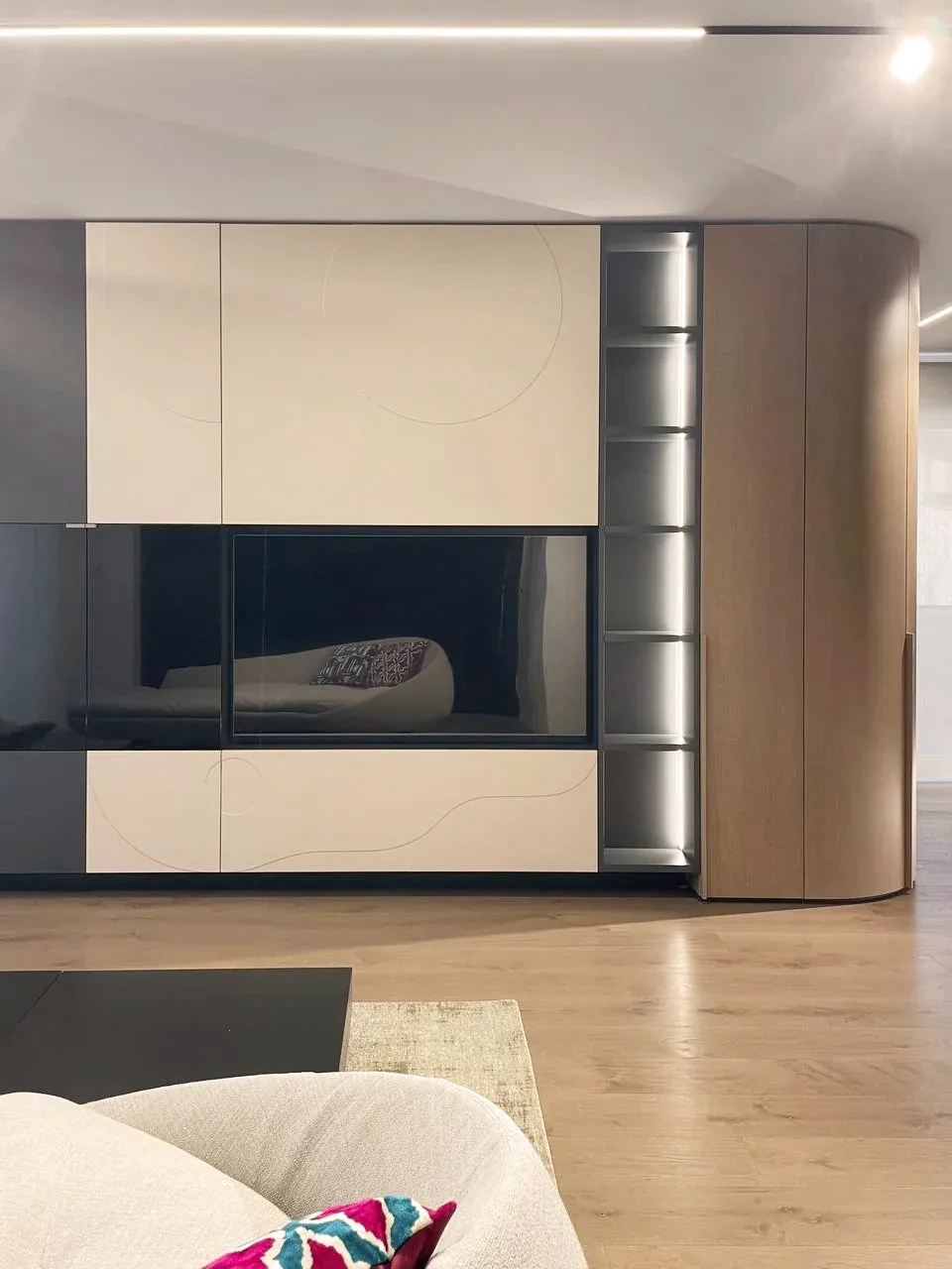 Premium penthouse in Cagliari — Via Della Pineta, vertical interior detail, designed by Gatti/Piu (photo 19)