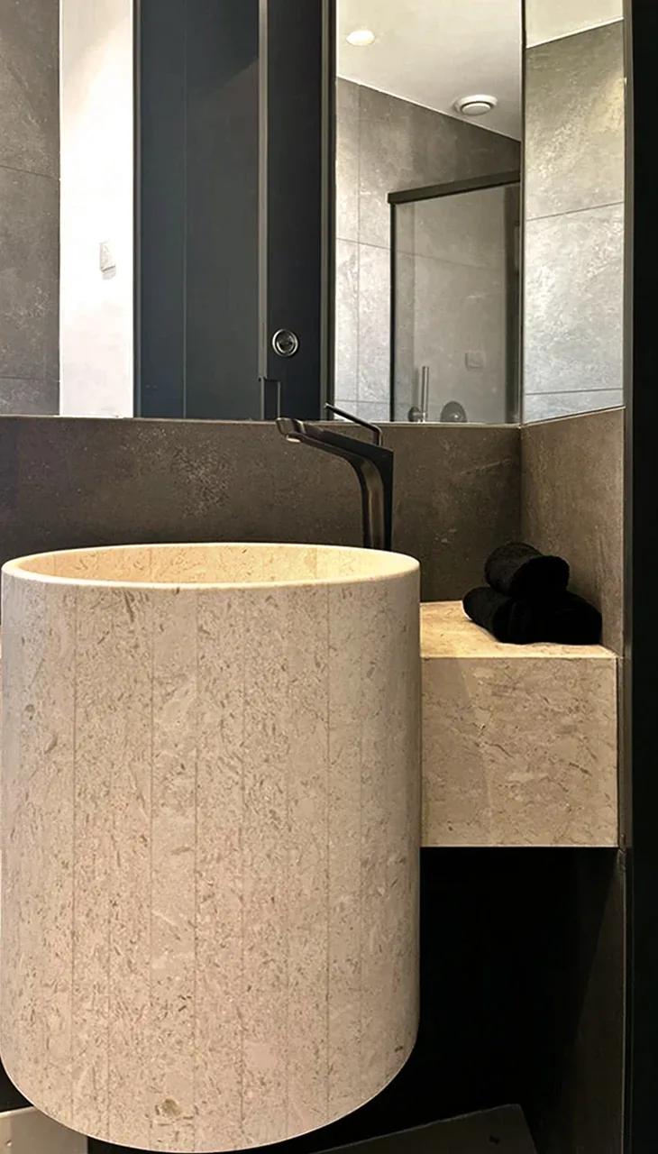 Premium penthouse in Cagliari — Via Della Pineta, vertical interior detail, designed by Gatti/Piu (photo 24)