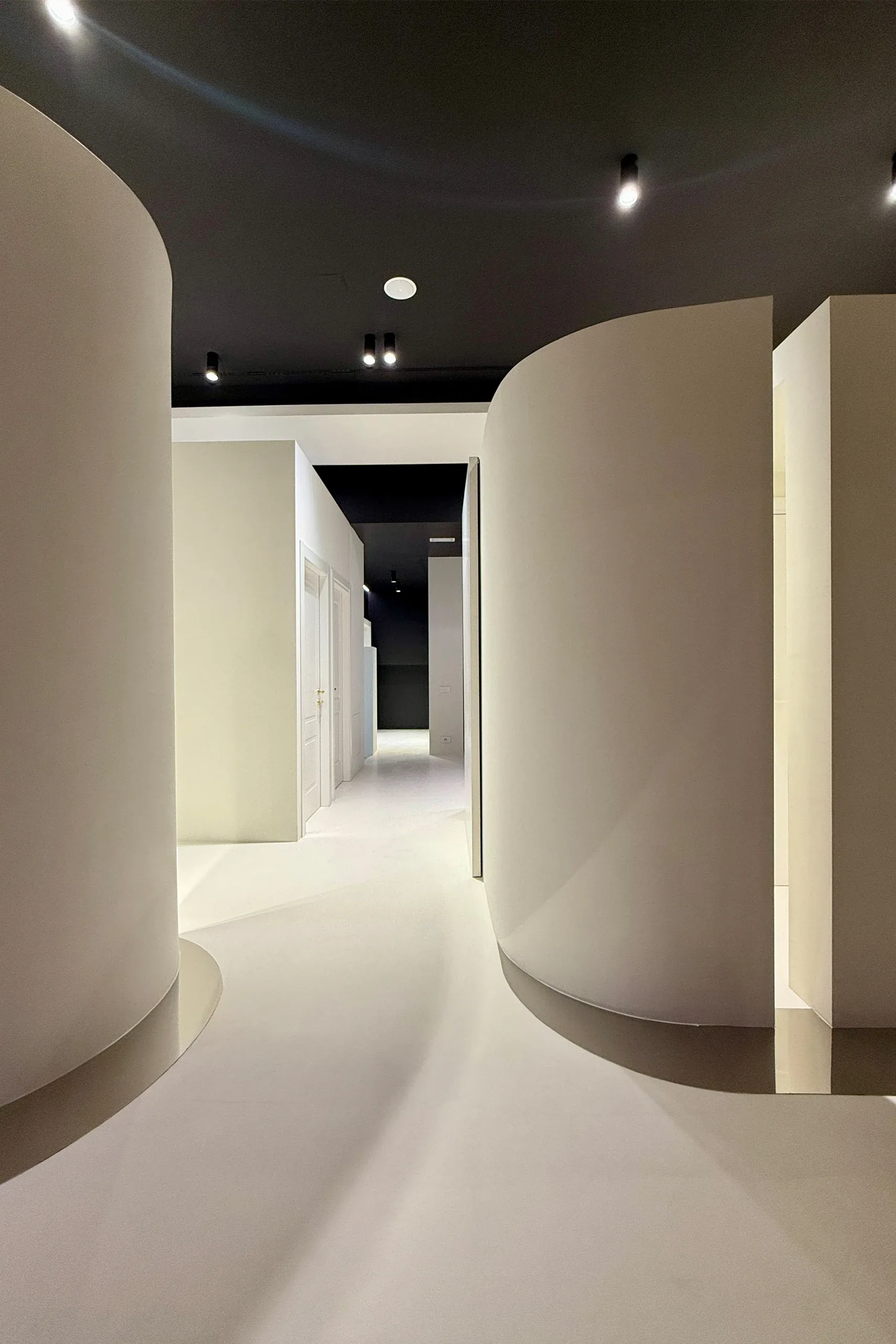 Interior design project in Cagliari — Phi Porte Showroom, vertical interior detail, designed by Gatti/Piu