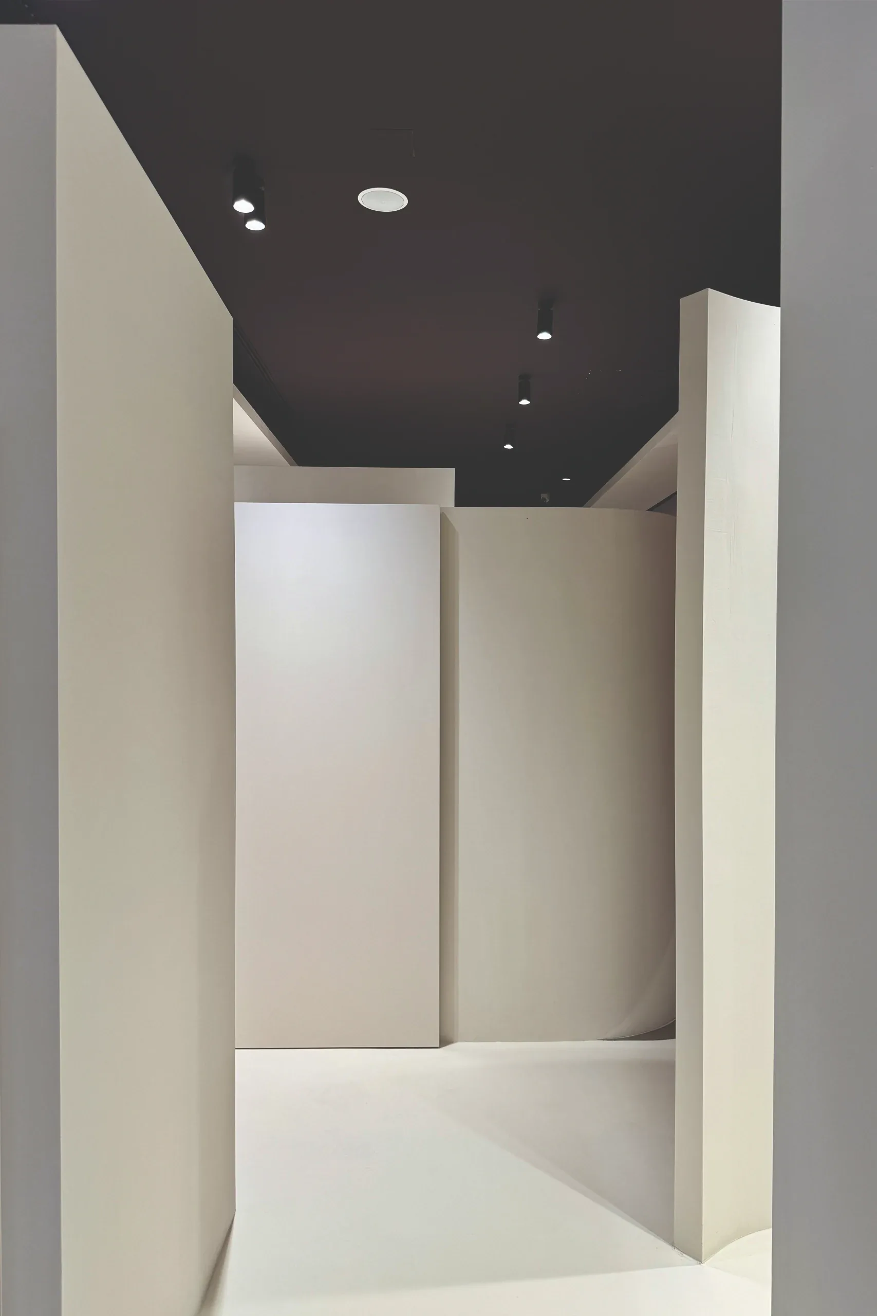 Interior design project in Cagliari — Phi Porte Showroom, vertical interior detail, designed by Gatti/Piu (photo 2)