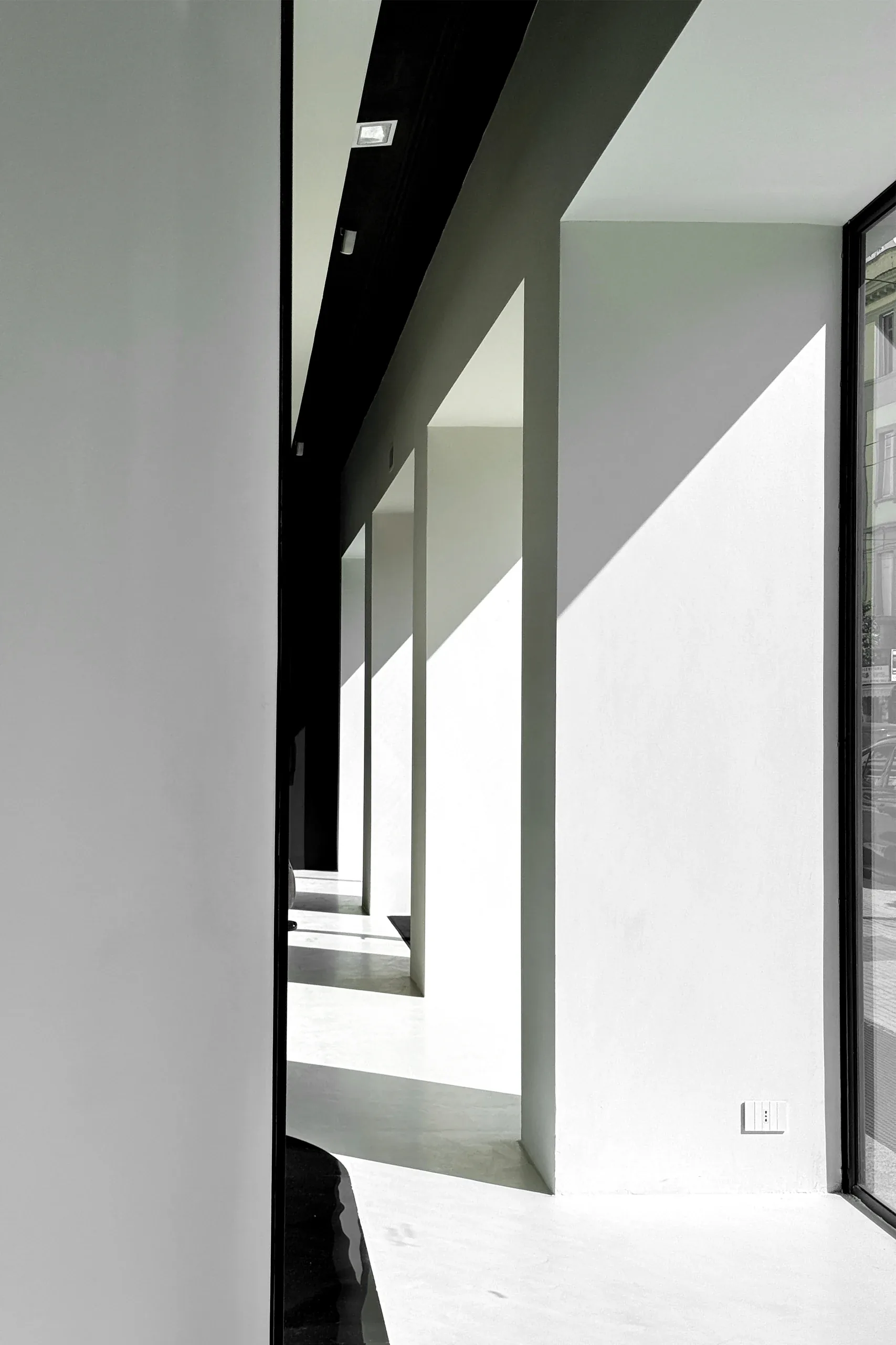 Interior design project in Cagliari — Phi Porte Showroom, vertical interior detail, designed by Gatti/Piu (photo 3)