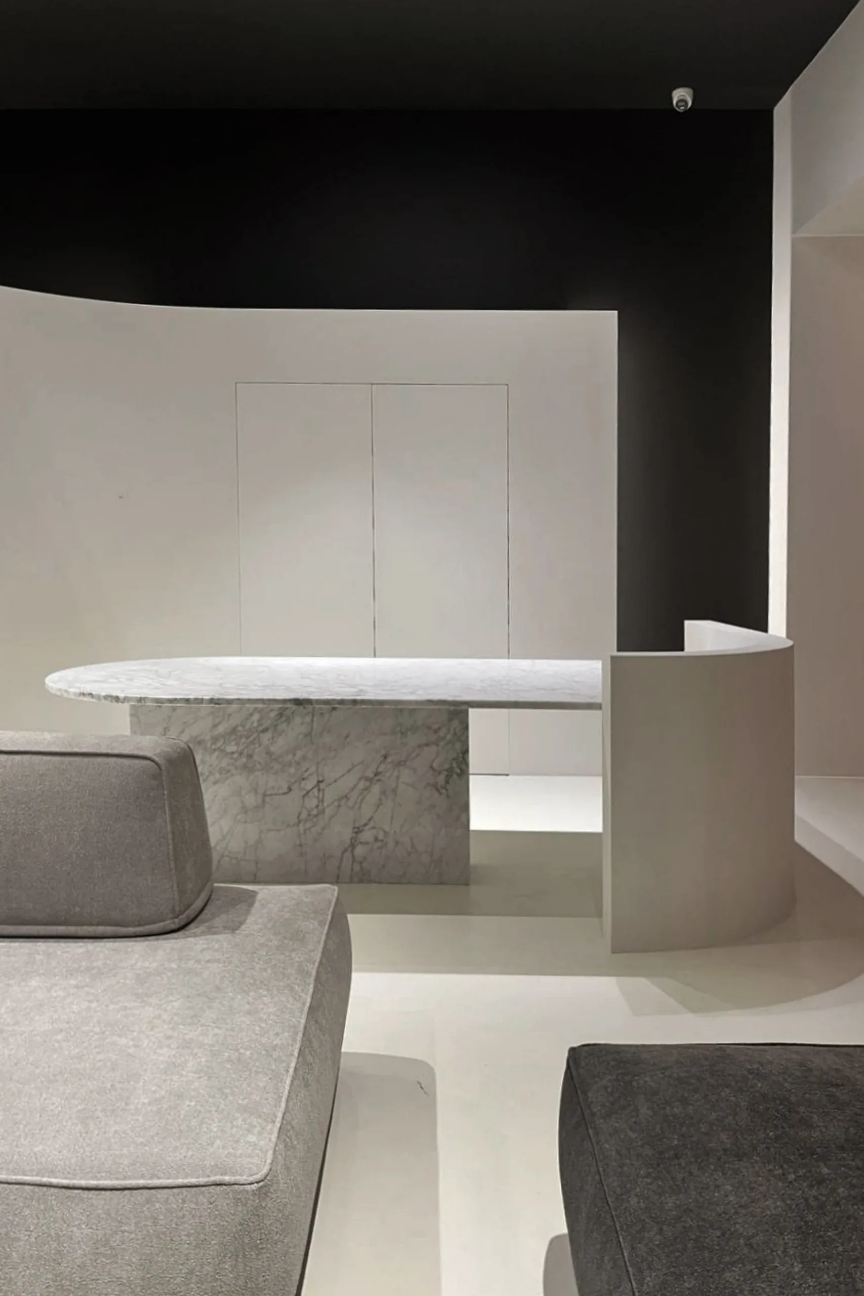 Interior design project in Cagliari — Phi Porte Showroom, vertical interior detail, designed by Gatti/Piu (photo 4)